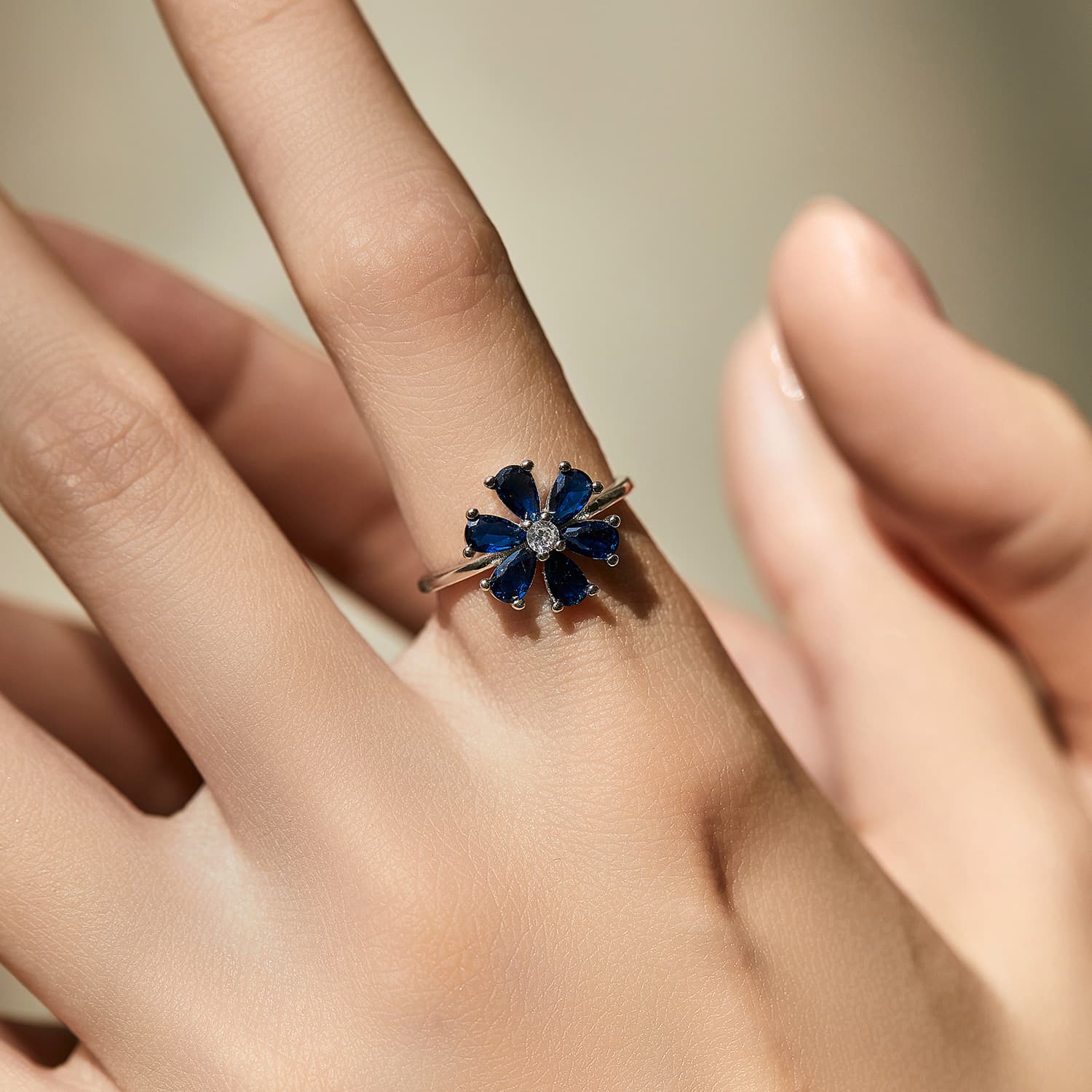 Dramatic Floral Index-finger Ring For Women